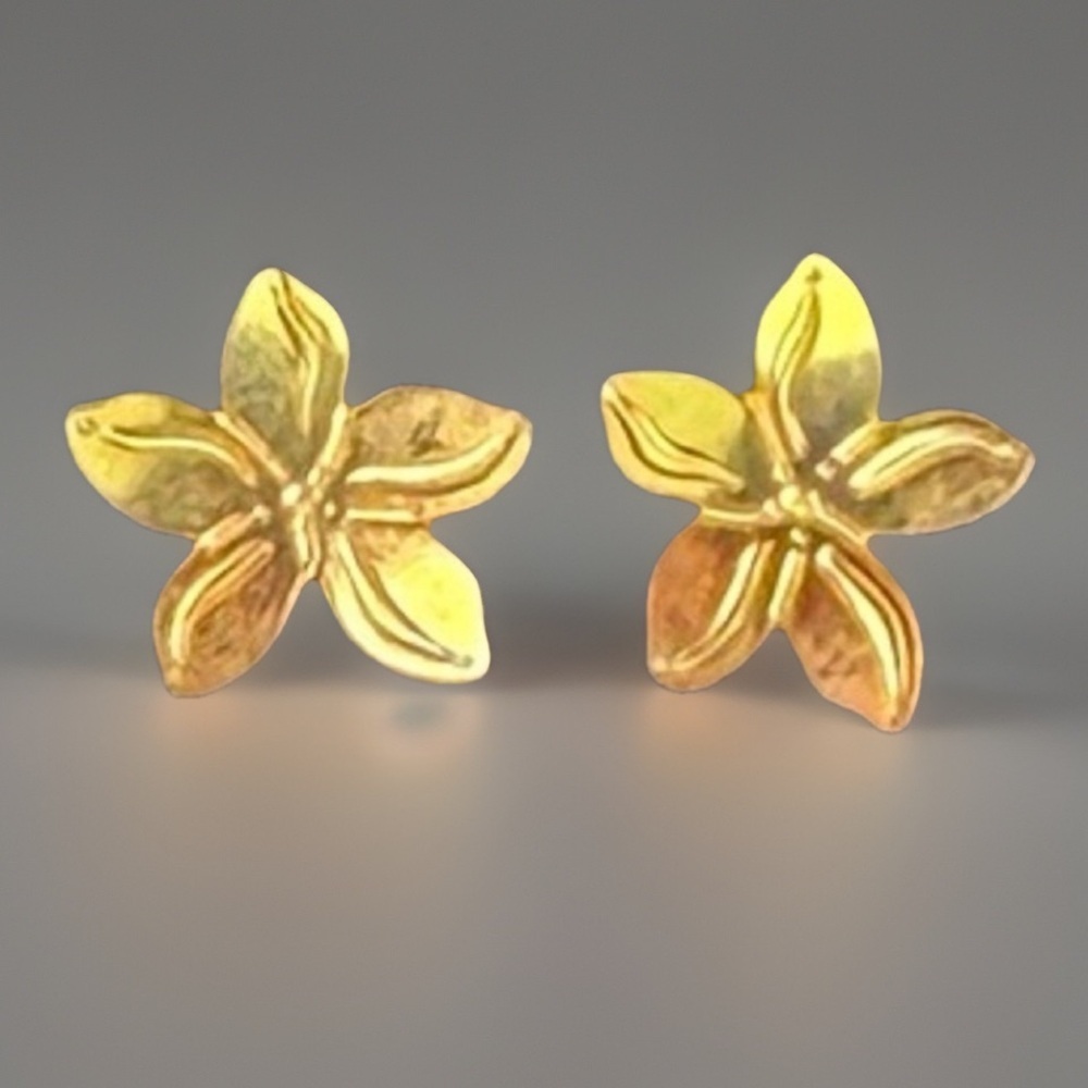 Beautiful lightweight, bronze tone flower costume pierced post earrings
